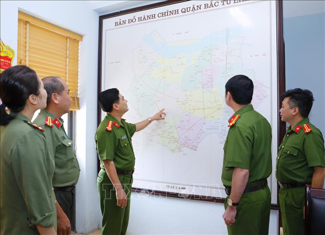 Trong ảnh: Đại tá Lê Đức Hùng, Trưởng Công an quận Bắc Từ Liêm cùng cán bộ công an quận triển khai các phương an đảm bảo an ninh trật tự trên địa bàn. Ảnh: Doãn Tấn - TTXVN
