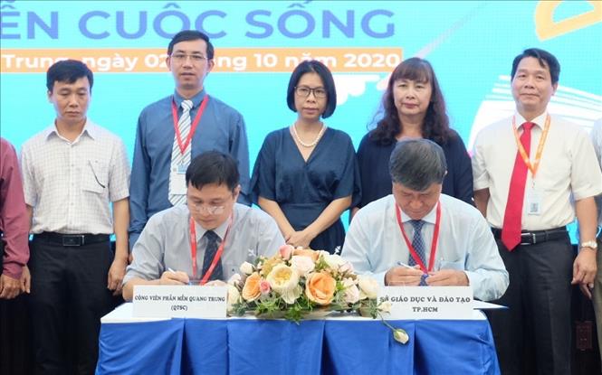 Trong ảnh: Đại diện Sở Giáo dục và Đào tạo TP.HCM và Công viên phần mềm Quang Trung ký thỏa thuận hợp tác thúc đẩy phát triển mô hình STEM. Ảnh: Thu Hoài - TTTXVN