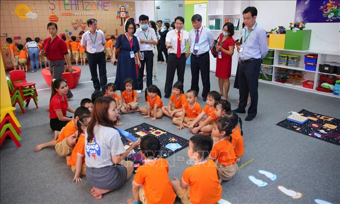 Trong ảnh: Đại biểu tham quan Trung tâm đào tạo STEMZONE tại Công viên phần mềm Quang Trung. Ảnh: Thu Hoài - TTTXVN