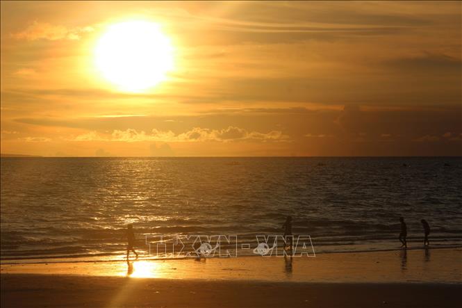 Trong ảnh: Du khách tắm biển trên đảo Boracay ở miền Trung Philippines ngày 1/10/2020. Ảnh: AFP/TTXVN