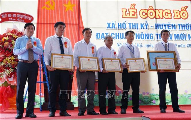 Trong ảnh: Phó chủ tịch UBND tỉnh Cà Mau Lê Văn Sử trao Bằng khen của Chủ tịch UBND tỉnh cho các tập thể, cá nhân có thành tích xuất sắc. Ảnh: Huỳnh Anh - TTXVN