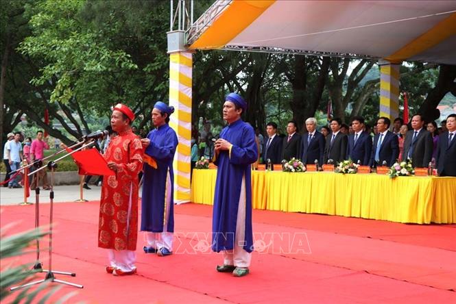 Trong ảnh: Đọc văn tế Đức Thánh Trần. Ảnh: Mạnh Minh – TTXVN
