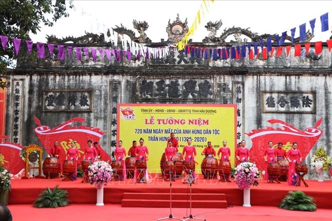 Trong ảnh: Tiết mục trống hội do Nhà hát chèo Hải Dương mở màn cho Lễ tưởng niệm. Ảnh: Mạnh Minh - TTXVN