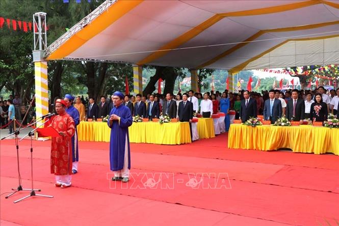 Trong ảnh: Đọc văn tế Đức Thánh Trần. Ảnh: Mạnh Minh – TTXVN