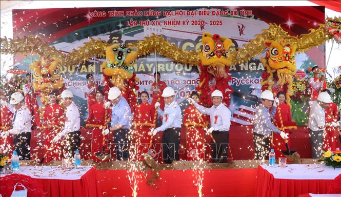 Trong ảnh: Các đại biểu thực hiện nghi thức khởi công Dự án Nhà máy sản xuất Rượu Vodka Nga tại Ninh Thuận. Ảnh: Công Thử - TTXVN