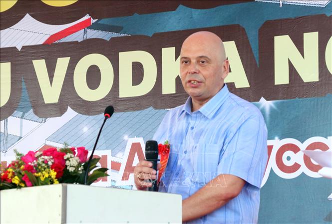 Trong ảnh: Ông Aleksandr Drobkin - Tổng Giám đốc Công ty Cổ phần Rượu Vodka Nga phát biểu tại buổi lễ khởi công Dự án. Ảnh: Công Thử - TTXVN