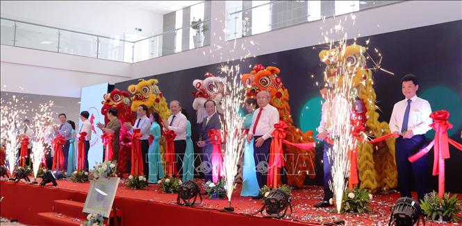 Trong ảnh: Các đại biểu cắt băng khành thành bệnh viện. Ảnh: Thanh Tân - TTXVN