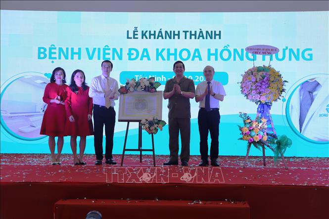 Trong ảnh: Lãnh đạo bộ y tế trao chứng nhận đủ điều kiện hoạt động cho Bệnh viện đa khoa Hồng Hưng. Ảnh: Thanh Tân - TTXVN