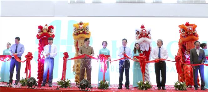 Trong ảnh: Các đại biểu cắt băng khành thành bệnh viện. Ảnh: Thanh Tân - TTXVN