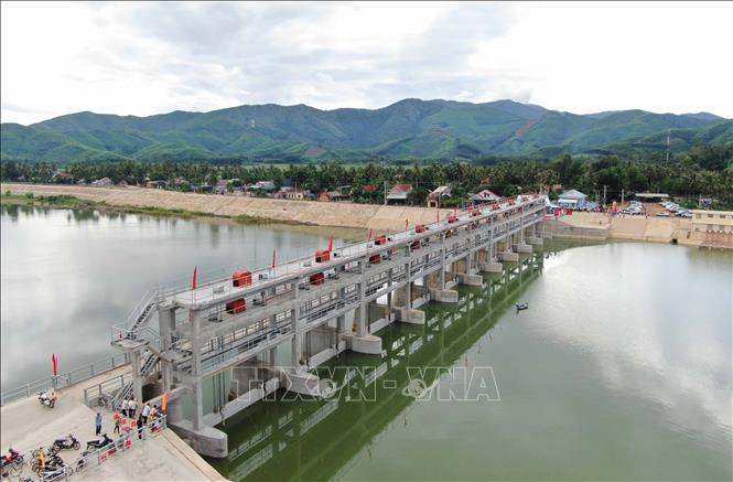 Trong ảnh: Đập ngăn mặn trên sông Lại Giang trong ngày khánh thành. Ảnh: Phạm Kha – TTXVN.