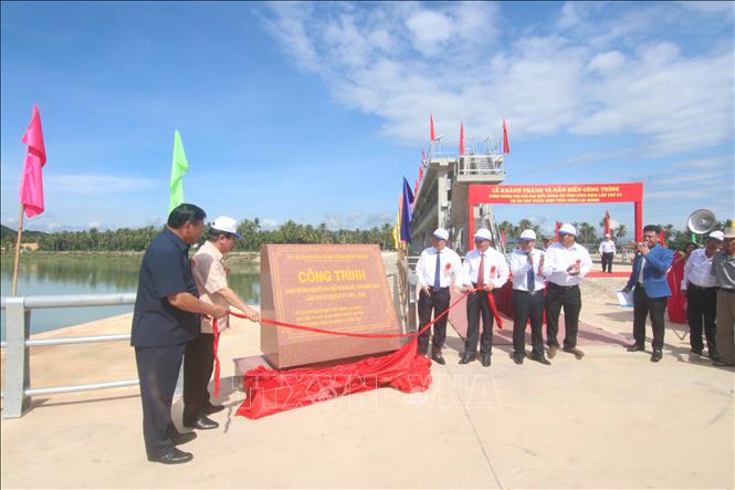 Trong ảnh: Đập ngăn mặn trên sông Lại Giang được gắn biển công trình chào mừng Đảng bộ tỉnh Bình Định lần thứ XX. Ảnh: Phạm Kha – TTXVN.