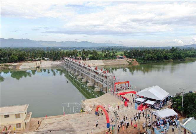 Trong ảnh: Đập ngăn mặn trên sông Lại Giang trong ngày khánh thành. Ảnh: Phạm Kha – TTXVN