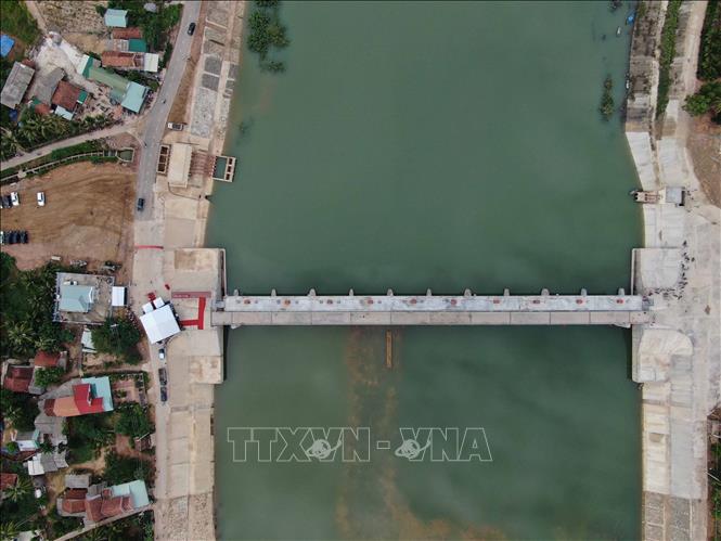 Trong ảnh: Đập ngăn mặn trên sông Lại Giang nhìn từ trên cao. Ảnh: Phạm Kha – TTXVN.