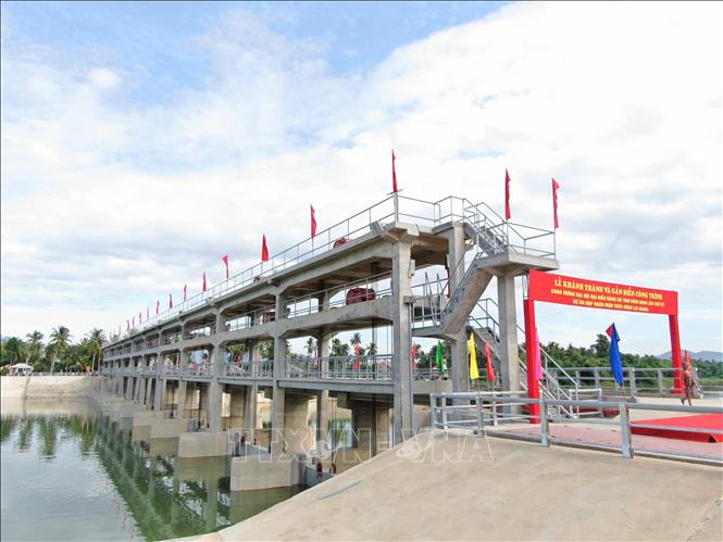 Trong ảnh: Đập ngăn mặn trên sông Lại Giang trong ngày khánh thành. Ảnh: Phạm Kha – TTXVN