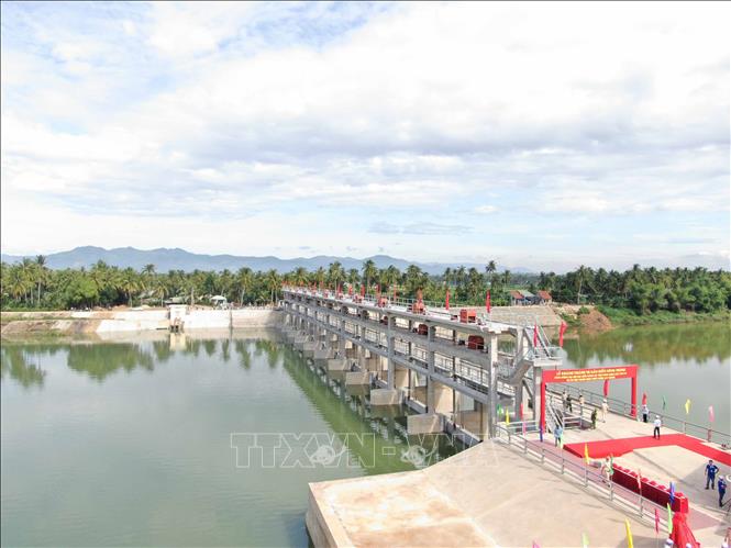 Trong ảnh: Đập ngăn mặn trên sông Lại Giang trong ngày khánh thành. Ảnh: Phạm Kha – TTXVN