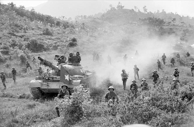 Trong ảnh: Chiến sĩ xe tăng và bộ binh Trung đoàn Bộ binh 65 (Đoàn bộ binh Chiến thắng) phối hợp chiến đấu tấn công hưởng ứng cuộc vận động 