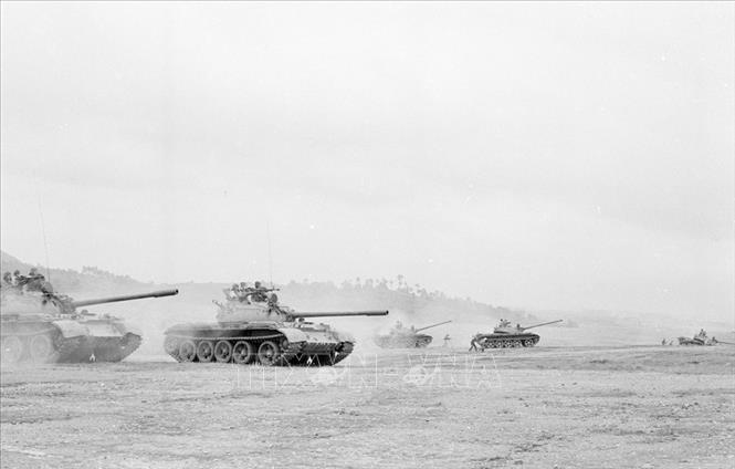 Trong ảnh: Một phân đội xe tăng thuộc trường Hạ sĩ quan Thiết giáp 2 hành quân diễn tập (1982). Ảnh; Nguyễn Dinh - TTXVN