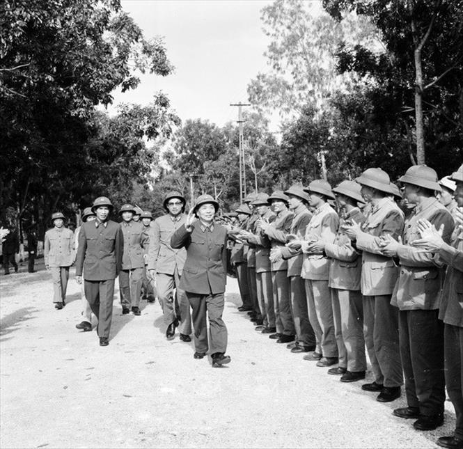 Trong ảnh: Đại tướng Võ Nguyên Giáp, Bộ trưởng Bộ Quốc phòng đến dự Hội nghị tổng kết của Binh chủng Thiết giáp (19/10/1975). Ảnh: TTXVN