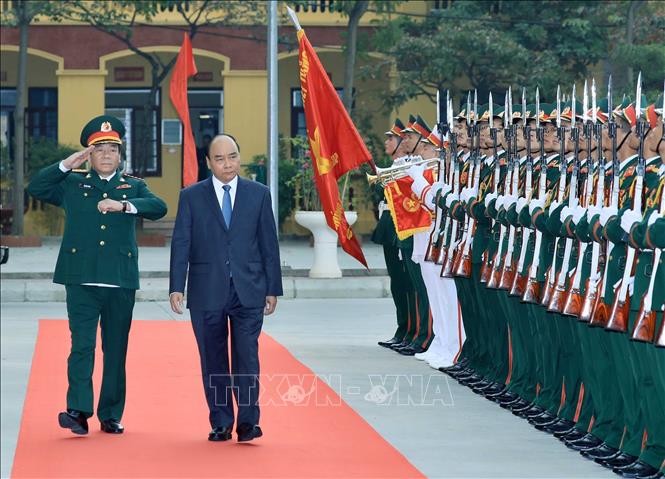 Trong ảnh: Thủ tướng Nguyễn Xuân Phúc duyệt đội danh dự trong chuyến thăm và làm việc với Binh chủng Tăng Thiết giáp (Bộ Quốc phòng). Ảnh: Thống Nhất – TTXVN