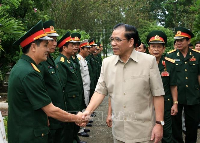 Trong ảnh: Tổng Bí thư Nông Đức Mạnh đến thăm Bộ Tư lệnh Binh chủng Tăng-Thiết giáp tại Lễ kỷ niệm 50 năm ngày truyền thống Binh chủng (5/10/1959 – 5/10/2009). Ảnh: Đinh Xuân Tuân - TTXVN
