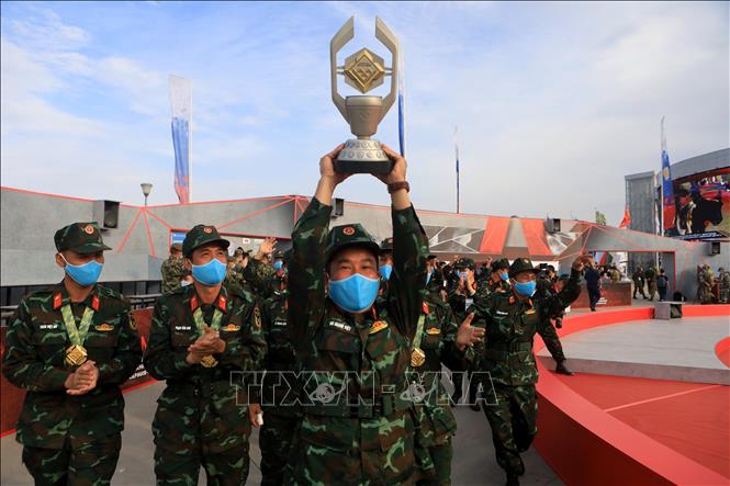 Trong ảnh: Niềm vui của đội tuyển xe tăng Việt Nam khi đón nhận Cúp vô địch lần đầu tiên tại Hội thao Quân sự quốc tế (Army Games) 2020 tổ chức tại Liên bang Nga. Ảnh: Trần Hiếu - Pv TTXVN tại Nga