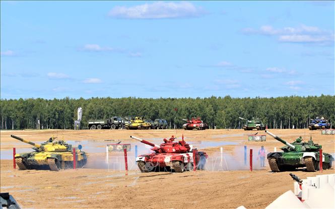 Ngày 11/8, trong khuôn khổ Hội thao Quân sự quốc tế (Army Games) 2019, tại thao trường Alabino (A-la-bi-nô), ngoại ô Moskva (LB Nga) đã diễn ra lượt đấu ở vòng Bán kết của bảng 2 gồm các đội Việt Nam, Tajikistan, Myanmar và Uganda, môn thi Xe tăng hành tiến bắn mục Trong ảnh: Đội tuyển xe tăng Việt Nam tham gia Hội thao Quân sự quốc tế (Army Games) 2019 tại Moskva (LB Nga) và xuất sắc giành vị trí thứ hai tại nội dung thi đấu xe tăng Tank Biathlon. Ảnh: Dương Trí - TTXVN