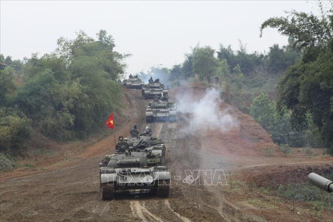 Trong ảnh: Lữ đoàn 201 (Binh chủng Tăng-Thiết giáp) triển khai đội hình sẵn sàng chiến đấu tại đợt tập huấn quân sự toàn quân năm 2013. Ảnh: Trọng Đức – TTXVN