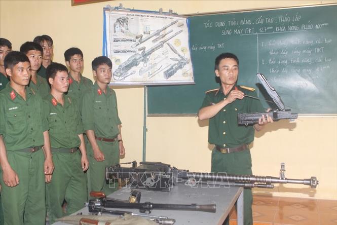 Trong ảnh: Chiến sĩ Trung đoàn xe tăng 202 (Quân đoàn 1) - đơn vị thành lập đầu tiên của Binh chủng TTG học tập, tìm hiểu tính năng, tác dụng của súng máy phòng không trên xe tăng. Ảnh: Trọng Đức – TTXVN