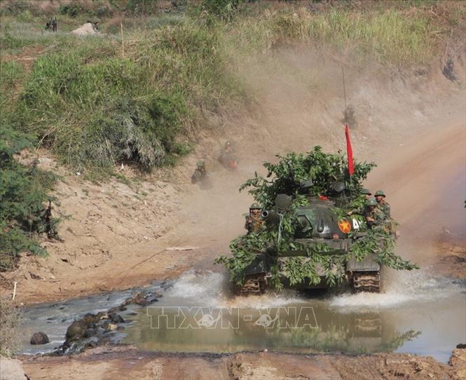 Trong ảnh: Lực lượng xe tăng của Binh đoàn Cửu Long bắn yểm trợ cho bộ binh tấn công trong đợt diễn tập bắn đạn thật, tháng 12/2011. Ảnh: Trọng Đức – TTXVN