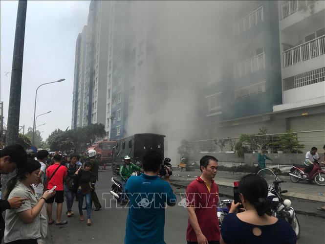 Trong ảnh: Vụ cháy nghiêm trọng tại chung cư Carina Plaza ở Quận 8, TP Hồ Chí Minh rạng sáng 23/3/2018 khiến 13 người chết, hơn 90 người bị thương, hàng trăm hộ phải sơ tán khỏi chung cư. Đây là vụ cháy chung cư có thiệt hại về người và tài sản lớn nhất trong vòng 16 năm tại TP Hồ Chí Minh. Trước đó, vụ cháy kinh hoàng tại Trung tâm Thương mại Quốc tế (ICT) tại Quận 1 ngày 29/10/2002 đã cướp đi mạng sống của 60 người và làm bị thương 70 người. Ảnh: Thành Chung – TTXVN
