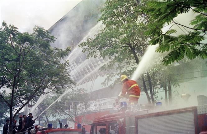 Trong ảnh: Vụ cháy Trung tâm Thương mại Quốc tế (ICT) tại số nhà 95-101, đường Nam Kỳ Khởi Nghĩa, phường Bến Thành, Quận 1, Thành phố Hồ Chí Minh vào ngày 29/10/2002 đã thiêu rụi phần lớn toà nhà, làm 60 người chết, 70 người bị thương, thiệt hại tài sản hơn 32 tỷ đồng, là vụ cháy gây thiệt hại về người lớn nhất từ trước đến nay. Ảnh: Minh Quang – TTXVN