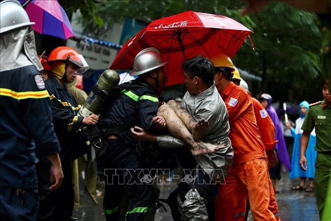 Trong ảnh: Lực lượng cứu hỏa đưa nạn nhân cuối cùng được ra khỏi đám cháy tòa nhà 5 tầng số 8, ngõ 12, phố Núi Trúc, Ba Đình, Hà Nội. Ảnh: Dương Giang - TTXVN