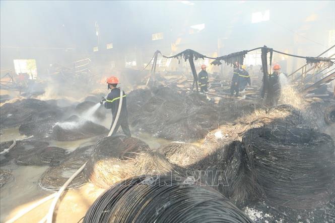 Trong ảnh: Cảnh sát phòng cháy chữa cháy nỗ lực phun nước dập tắt đám cháy lớn trong kho hàng của Công ty TNHH Phú Hưng, cụm công nghiệp Ngọc Hồi ở huyện Thanh Trì, Hà Nội. Ảnh: Doãn Tấn - TTXVN