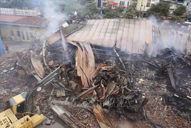Trong ảnh: Toàn cảnh hiện trường vụ cháy tại siêu thị Thành Đô ở 352 đường Giải Phóng, phường Giáp Bát, quận Thanh Xuân, Hà Nội. Ngọn lửa đã thiêu rụi siêu thị này. Ảnh: Văn Điệp – TTXVN