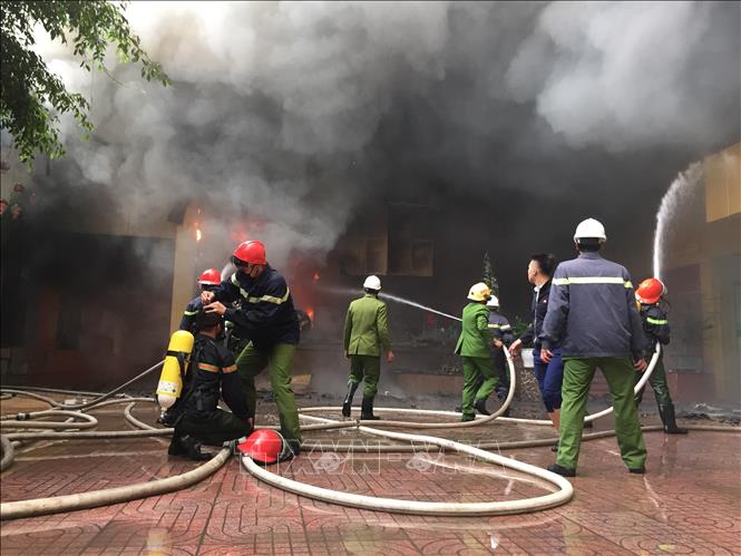 Trong ảnh: Lực lượng chữa cháy có mặt kịp thời dập lửa bùng phát tại tổ hợp khách sạn, nhà hàng, karaoke tại số 28 Nguyễn Sỹ Sách, thành phố Vinh (Nghệ An). Ảnh: Nguyễn Oanh -TTXVN.