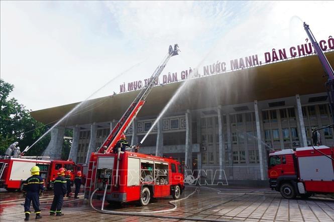 Trong ảnh: Lực lượng phòng cháy, chữa cháy và cứu nạn, cứu hộ triển khai phương án khống chế và dập tắt đám cháy tại cuộc diễn tập phương án chữa cháy và cứu nạn, cứu hộ tại Cung Văn hóa Lao động Hữu nghị Việt – Xô (1/10/2020). Ảnh: TTXVN phát
