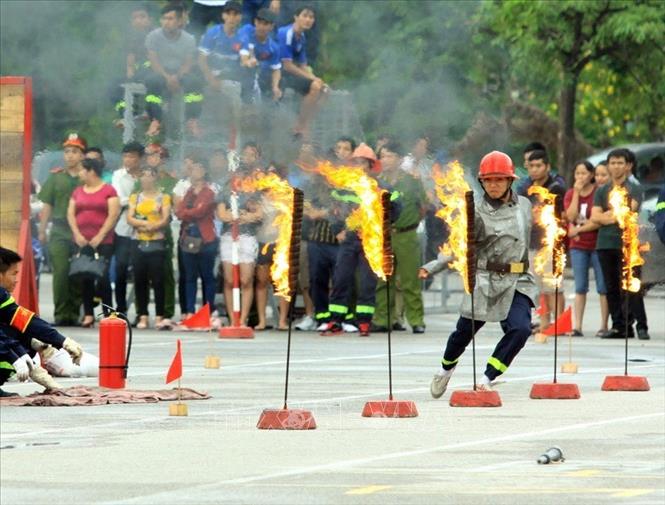 Trong ảnh: Lực lượng Cảnh sát PCCC thi nội dung “Đội hình tiếp sức 4 x 100m cứu người, chữa cháy” tại Hội thi thể thao nghiệp vụ chữa cháy và cứu nạn, cứu hộ của Đại hội khỏe Vì An ninh Tổ quốc lần thứ VII, do Bộ Công an phối hợp với Ủy ban nhân dân thành phố Hà Nội tổ chức, ngày 1/8/2015. Ảnh: An Đăng – TTXVN