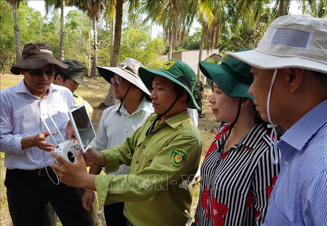 Trogn ảnh: Đoàn công tác của tỉnh An Giang kiểm tra công tác chuẩn bị phòng, chống cháy rừng tại khu vực Núi Phú Cường, huyện Tịnh Biên qua hệ thống giám sát từ xa bằng máy bay không người lái. Ảnh: Công Mạo-TTXVN