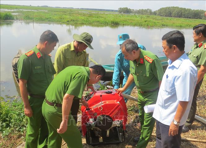 Trong ảnh: Công an tỉnh Đồng Tháp tiến hành kiểm tra các thiết bị phòng cháy, chữa cháy tại các chốt kiểm lâm vườn Quốc gia Tràm Chim. Ảnh: Chương Đài - TTXVN
