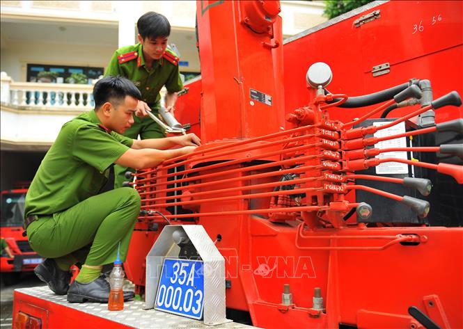 Trong ảnh: Các chiến sĩ PCCC Phòng cảnh sát Phòng cảnh sát phòng cháy, chữa cháy và cứu nạn, cứu hộ (Công an tỉnh Ninh Bình) bảo dưỡng trang thiết bị chữa cháy để đảm bảo luôn hoạt động tốt khi có cháy xẩy ra. Ảnh: Minh Đức - TTXVN