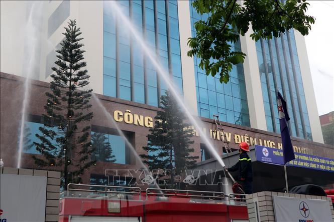 Trong ảnh: Lực lượng cảnh sát phòng cháy, chữa cháy phun nước dập lửa tại buổi diễn tập phương án chữa cháy và cứu nạn cứu hộ của tòa nhà văn phòng của Công ty TNHH một thành viên Điện lực Hải Dương. Ảnh: Mạnh Tú – TTXVN