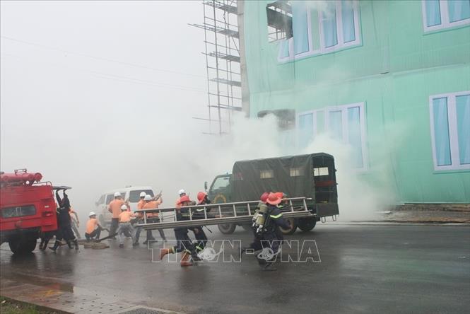 Trong ảnh: Các lực lượng diễn tập chữa cháy tại Lễ phát động Tuần lễ Quốc gia về an toàn vệ sinh lao động và phòng chống cháy nổ lần thứ 15 với chủ đề 