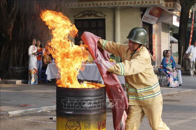 Trong ảnh: Hội thi nghiệp vụ chữa cháy và cứu nạn, cứu hộ năm 2019 của phường Đồng Nhân, quận Hai Bà Trưng, Hà Nội nhằm cung cấp kiến thức PCCC, kỹ năng xử lý tình huống khi xảy ra cháy tại địa bàn dân cư. Ảnh: Doãn Tấn – TTXVN