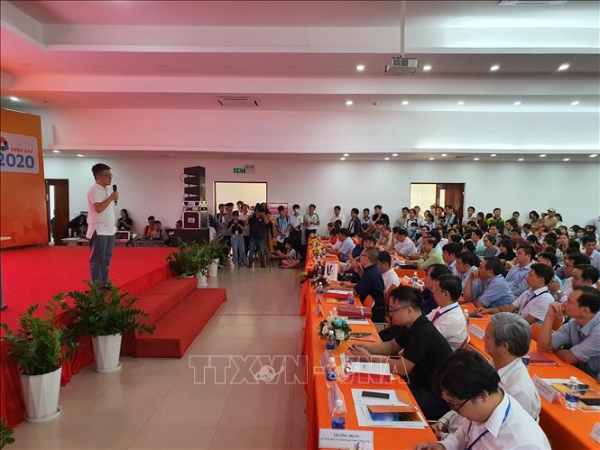 Giáo sư Ngô Bảo Châu (phải) tham dự giao lưu với sinh viên, học sinh đến từ các tỉnh, thành Đồng bằng sông Cửu Long. Ảnh: Ánh Tuyết - TTXVN