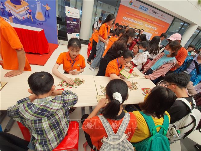 Học sinh tham dự các hoạt động trò chơi Toán học tại Ngày hội Toán học mở. Ảnh: Ánh Tuyết - TTXVN