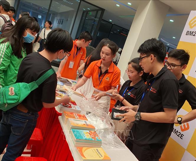 Các hoạt động trưng bày sách Toán học tại Ngày hội Toán học mở. Ảnh: Ánh Tuyết - TTXVN