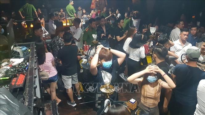 Lực lượng Công an kiểm tra quán bar G.C. Ảnh: TTXVN phát