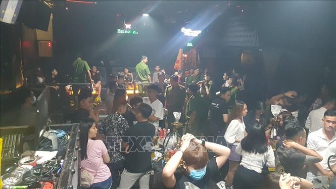 Lực lượng Công an kiểm tra quán bar G.C. Ảnh: TTXVN phát