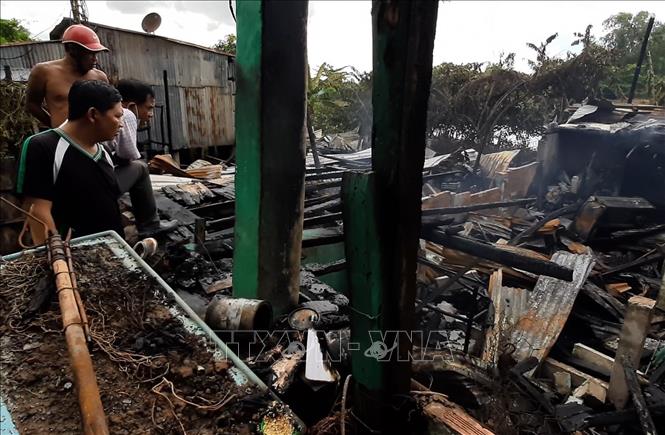 Vụ cháy chiều ngày 4/10 đã làm ba căn nhà ở ấp Long Thái, xã Long Khánh B, huyện Hồng Ngự, tỉnh Đồng Tháp bị thiệt hại hoàn toàn. Ảnh: TTXVN phát