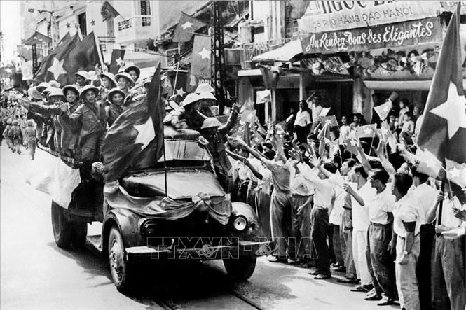 Trong ảnh: Sáng 10/10/1954, các cánh quân của Đại đoàn Quân Tiên Phong từ các cửa ô tiến vào tiếp quản Thủ đô được giải phóng trong rừng cờ hoa đón chào của 20 vạn người dân Hà Nội. Ảnh: Tư liệu TTXVN